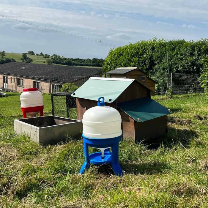 Mangeoire pour volailles sur pieds 40L COPELE